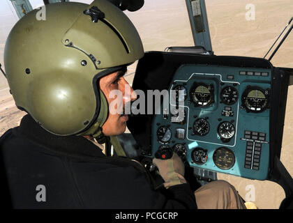 SHINDAND, Afghanistan - Afghan Air Force Le Capitaine Qiyamiddin, un hélicoptère de transport Mi-17 élève-pilote, les procédures de vol pratiques au centre de formation de l'AAF, en Afghanistan. Shindand C'était la première fois qu'une IP AAF a servi de chef instructeur pour un pilote de l'Afghanistan. Banque D'Images