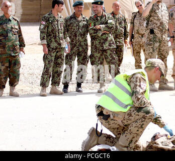 Des médecins afghans et les professionnels d'observer que l'allemand, norvégien, et des infirmiers américains répondre pendant une simulation d'exercice de formation de pertes massives sur Camp Marmal. Plus de 80 allemand, norvégien et des soldats américains ont participé à l'événement de formation avec une équipe médicale de l'Armée nationale afghane d'observer l'évolution. Banque D'Images