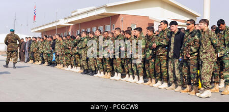 Les soldats de l'Armée nationale afghane attendre patiemment en formation pour leur avion de transport C-17 à la fin de leur ravitaillement en vol pour la Turquie le 5 mars à la Force internationale d'Assistance à l'aéroport de Kaboul. Les soldats se battant pour la Turquie de recevoir une formation en leadership et les compétences militaires nécessaires pour fonctionner comme une unité d'opérations spéciales. Banque D'Images