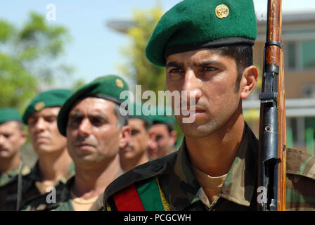 Afghanistan (16 juillet 2007) - l'armée nationale afghane et de la police dans les rangs durant la cérémonie de passation de commandement de la transition conjointe de la sécurité combinée (CSTC-A). Ils ont été inclus pour montrer le partenariat entre les forces de la coalition et les Afghans à tous les niveaux. Le brig. Le général Robert W. Cone a pris les rênes du commandement du major-général Robert E. Durbin, devenant la CSTC-A 2e commandant général. La Marine américaine Banque D'Images