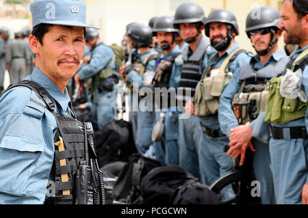 Un Afghan national civil order police sous-officier, gauche, prépare les membres de la force d'élite d'un personnel et de l'inspection des engins de pêche. Le brig. Le général Anne Macdonald, commandant adjoint, Développement General-Police Mission de formation de l'OTAN ? L'Afghanistan, et le général Afghan Sharif, commandant de l'ANCOP, revu les membres de la force à une installation de Kaboul. Macdonald et Sharif a inspecté les officiers et leurs engins dans leur préparation pour les opérations en Afghanistan. Banque D'Images