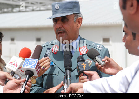 Centre régional de formation- Kandahar, PROVINCE DE KANDAHAR - Le brigadier de la Police nationale afghane. Gen. Shafiq Zarifi, commandant du Commandement régional de formation - Kandahar, parle aux journalistes afghans après un Afghan Police uniforme cérémonie de remise de diplômes. Banque D'Images