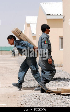 Afghanistan (27 juillet 2010) - Police nationale afghane (PNA) transport de nouveaux meubles en casernes à l'ANP régionale commune Centre. Entièrement construit par la main-d'Afghans, le projet de 46 millions de dollars abritera des éléments de l'ANP, d'Afghans, de patrouille de la Police nationale afghane de l'ordre civil et le centre logistique régional dans la même enceinte pour faciliter la coopération et la coordination. La Marine américaine Banque D'Images