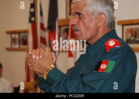 Le brigadier de la Police nationale afghane. Le général Dasgier Mayar félicite 12 femmes officiers de l'ANP pour les finissants du cours de sensibilisation Self-Security au Camp Nathan Smith, malgré les menaces des talibans avait l'intention de les intimider en fumer. Développé par la police norvégienne à Kaboul, le Ministère afghan de l'Intérieur a introduit le cours de sécurité à Kandahar, avec l'aide de la police civile canadienne. Banque D'Images