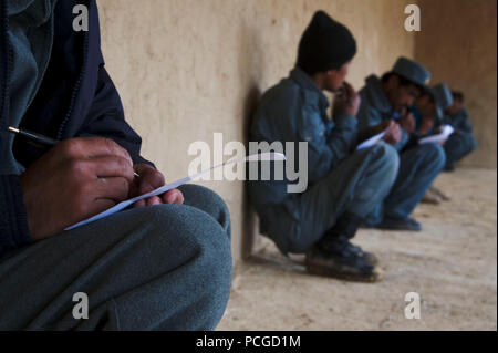 Signe de la police en uniforme afghane une liste de classes dans Kajran Daykundi district, province, Afghanistan, le 30 janvier. Les trois semaines se qualifie de classe pour enseigner aux membres de la PUA de la police locale afghane, les procédures de police de base candidats de maniement des armes et les autres compétences nécessaires pour protéger et défendre les citoyens afghans et de maintenir la sécurité et la stabilité dans la région. Banque D'Images