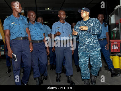 Technicien en systèmes d'information 1ère classe Ézéchiel E. Vasquez dirige un groupe de marins de la marine ghanéenne lors d'une visite à bord du navire à grande vitesse Swift (HSV 2) au cours de la station du Partenariat pour l'Afrique 2012. L'APS est une initiative de coopération internationale de sécurité visant à renforcer les partenariats maritime mondial par le biais de la formation et des activités de collaboration pour améliorer la sécurité maritime et la sécurité en Afrique. Banque D'Images