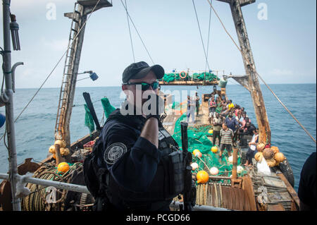 Océan Atlantique (fév. 8, 2015), garde-côte américain maître de Manœuvre 2e classe William Lee, à partir de la commande de transport maritime militaire conjointe du bateau à grande vitesse l'USNS Lance (JHSV 1), monte la garde lors d'une visite, un conseil, vous pouvez, et saisie dans le cadre de l'Afrique pour l'application du droit maritime, le 8 février 2015 Partenariat. Lance est sur un déploiement prévu pour la sixième flotte américaine zone d'opérations pour soutenir la collaboration internationale Programme de renforcement des capacités, le partenariat de l'Afrique centrale. Banque D'Images