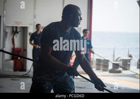 Océan Atlantique (fév. 10, 2015) Spécialiste en logistique 2e classe Kenneth Coleman tient dans une ligne à bord du transport maritime militaire commun de commande bateau à grande vitesse l'USNS Lance (JHSV 1) 10 février, 2015. Lance est sur un déploiement prévu pour la sixième flotte américaine zone d'opérations à l'appui de la coopération internationale Programme de renforcement des capacités de la station du Partenariat pour l'Afrique (PAA). Banque D'Images