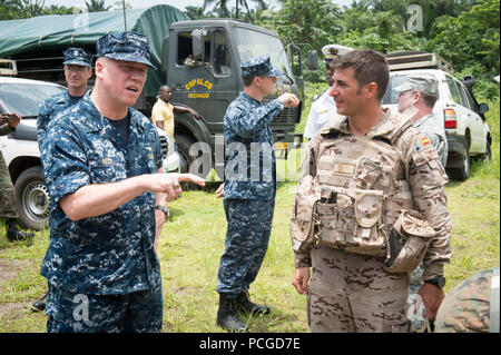 ISSONGO, Cameroun (14 mars 2015) 6e vice-commandant de la flotte américaine Adm arrière. Tom Reck, gauche, parle avec le capitaine de marine espagnol Amado Audrue 14 mars 2015, en Issongo, au Cameroun, au cours de la station du Partenariat pour l'Afrique . Partenariat de l'Afrique, une collaboration internationale, programme de renforcement des capacités est en cours avec un déploiement prévu par le Commandement du transport maritime militaire conjointe du bateau à grande vitesse l'USNS Lance (JHSV 1). Banque D'Images