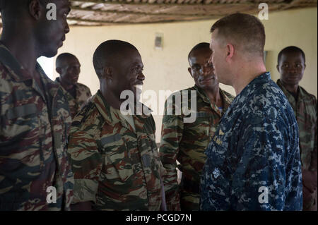 ISSONGO, Cameroun (14 mars 2015) 6e vice-commandant de la flotte américaine Adm arrière. Reck Tom parle avec les membres de l'armée camerounaise, 14 mars 2015, en Issongo, au Cameroun, au cours de la station du Partenariat pour l'Afrique.L'Afrique, un partenariat de collaboration internationale, programme de renforcement des capacités est en cours avec un déploiement prévu par le Commandement du transport maritime militaire conjointe du bateau à grande vitesse l'USNS Lance (JHSV 1). Banque D'Images