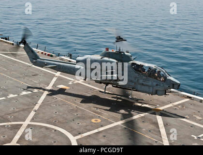 Mer (17 juillet 2012), un hélicoptère Cobra AH-1W affectés à l'Escadron du rotor d'inclinaison moyenne Marine (VMM) 261 (renforcée) atterrit sur le poste de pilotage à bord du navire quai de transport amphibie USS New York (LPD 21) pendant les opérations de vol. New York fait partie de l'Iwo Jima Groupe amphibie avec l'entrepris 24e Marine Expeditionary Unit est déployée et appuyer les opérations de sécurité maritime et les efforts de coopération en matière de sécurité dans le théâtre dans la 5e Flotte des États-Unis zone de responsabilité. Banque D'Images