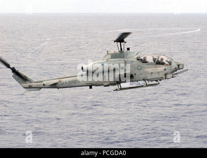 Un Corps des Marines américains AH-1W Super Cobra vole au-dessus de l'océan Pacifique le 17 octobre 2008, à l'envol du navire d'assaut de classe Tarawa USS Peleliu (LHA 5). Peleliu est déployée dans la 7e Flotte des États-Unis zone de responsabilité. Banque D'Images