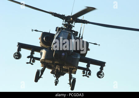 Hélicoptère Apache AH-64 de l'armée de l'air fournit l'appui pour les soldats de l'armée américaine batterie Alpha, 3e Bataillon, 320e Régiment d'artillerie, l'armée iraquienne et des soldats du 1er Bataillon, 1e Brigade, 4e Division, au cours d'un raid dans la région de Remagen, l'Iraq, le 24 février 2006. Banque D'Images