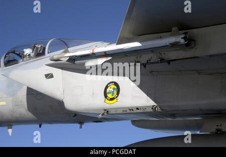 Une vue en gros plan montrant un objectif 9X à courte portée Sidewinder, cherchant la chaleur de missiles d'interception aérienne côté relié au port d'un pylône de l'aile intérieure US Air Force (USAF) F-15C Eagle aéronefs affectés au détachement 1, 28e Escadron d'essai, la Nellis Air Force Base (AFB), Nevada (NV), au cours d'un vol d'évaluation effectuée sur le golfe du Mexique par l'Armée de l'air Centre d'évaluation et d'essais opérationnels, le détachement 2, situé à Eglin AFB, Floride (FL). Banque D'Images