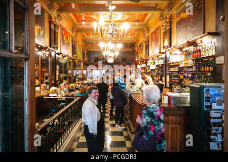 Célèbre café et restaurant A Brasileira dans le quartier du Chiado de Lisbonne, Portugal Banque D'Images