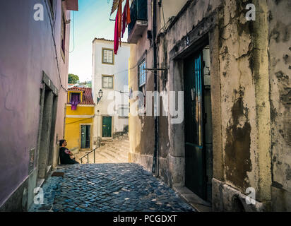 Lisbonne. Ruelle dans le quartier Alfama enracinée en arabe. Banque D'Images