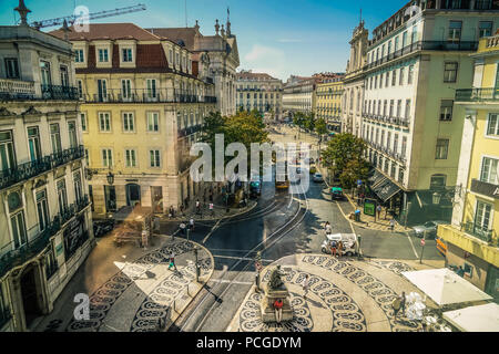 Lisbonne. Praca de Camoes Chiado avec en arrière-plan. Banque D'Images