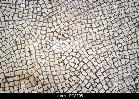 Pavage traditionnel en pavés portugais, texture calçada portuguesa, motif mosaïque en gros plan Banque D'Images