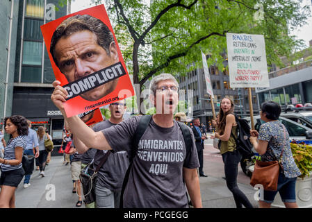 New York, États-Unis. 31 juillet, 2018. Les membres du groupe activiste Lieu et résister a organisé une manifestation devant les bureaux du gouverneur de New York dans le cadre des quatre jours de manifestations ciblant les responsables politiques locaux et les entreprises profitent de la glace. Andrew Cuomo demande des militants de suivre l'exemple d'autres villes, états, et les législateurs en se tenant jusqu'à la glace. Crédit : Erik McGregor/Pacific Press/Alamy Live News Banque D'Images