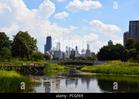 L'horizon de Chicago sur l'étang sud du Lincoln Park Zoo Nature sur la promenade près du côté nord. Banque D'Images