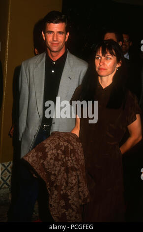 WESTWOOD, CA - 11 mai : l'Acteur Mel Gibson et sa femme Robyn Moore Gibson assister à Warner Bros Pictures 'l'Arme fatale 3' première le 11 mai 1992 à la Mann Village Theater à Westwood, en Californie. Photo de Barry King/Alamy Stock Photo Banque D'Images
