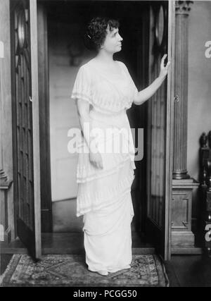 Helen Keller, portrait en pied debout dans la porte à droite en 1914 en un lieu inconnu. Helen Keller (27 juin 1880 - 1 juin 1968) était un écrivain, activiste politique, et conférencier. Elle a été la première personne atteinte de surdi-cécité à gagner d'un baccalauréat. Banque D'Images