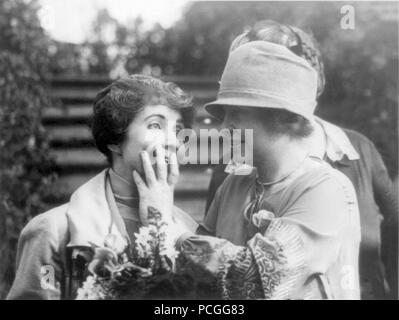 Helen Keller, droit, lecture, les lèvres de la Première Dame Mme Coolidge par touch de janvier 12, 1926. Helen Keller (27 juin 1880 - 1 juin 1968) était un écrivain, activiste politique, et conférencier. Elle a été la première personne atteinte de surdi-cécité à gagner d'un baccalauréat. Banque D'Images