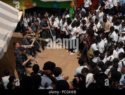 La U.S. Naval Forces Europe Band, effectue pour les étudiants de l'École de Barack Obama dans le cadre de l'Africa Partnership Station West. L'APS est une initiative de coopération internationale de sécurité, facilité par commander, U.S. Naval Forces Europe-Africa, visant à renforcer les partenariats maritime mondial par le biais de la formation et des activités de collaboration afin d'améliorer la sécurité maritime et la sécurité en Afrique. Banque D'Images