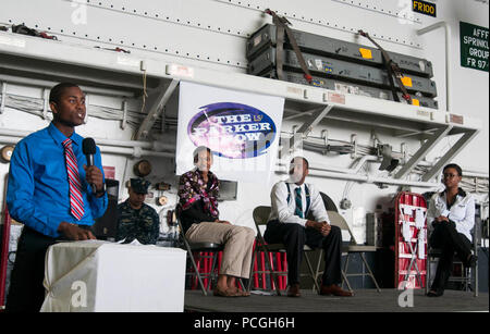 Technicien en systèmes d'information 3e classe Daniel Smith (à gauche) récite Martin Luther King Jr.'s "J'ai fait un rêve" Discours à l'Africain/Noir célébration du Mois de l'histoire à bord du navire d'assaut amphibie USS Peleliu (LHA 5). Cette année, le thème de l'Amérique Africaine/Mois de l'histoire des Noirs est "les droits civils en Amérique." Banque D'Images