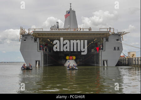 (16 août 2000 15, 2013) Les marins à bord de la station de transport amphibie USS Arlington (LPD 24) récupérer une capsule Orion dans le pont du coffre d'Arlington au cours d'un exercice dans le cadre de la NASA en matière première clé Orion à l'arrêt du test de récupération à Norfolk Naval Station. La NASA est un partenariat avec la Marine américaine d'élaborer des procédures pour récupérer la capsule Orion et de l'équipage après splashdown. Banque D'Images