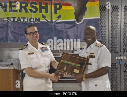 Ghana (fév. 16, 2016) - Le Capitaine Heidi Agle, commodore, commande de transport maritime militaire de l'Europe et l'Afrique, remet une plaque au Commodore Mark Ransford Nanabayin Yawson, officier général commandant, Commandement maritime de l'Est, au cours de la cérémonie de clôture de la Ghana partie de l'application du droit maritime de l'Afrique de l'exercice de partenariat à bord de l'USNS Lance (T-EPF 1) 16 février 2016. L'armée expéditionnaire de la commande de transport maritime transport rapide navire USNS lance est sur un déploiement prévu pour l'SEKONDI, Ghana (fév. 16, 2016) Le capitaine Heidi Agle, commodore, commande de transport maritime militaire de l'Europe et l'Afrique, remet une plaque t Banque D'Images