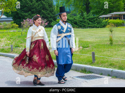 Séoul - 10 MAI : couple coréen robe Hanbok à Séoul en Corée, le 10 mai 2018. Coréen Hanbok est un vêtement traditionnel Il est caractérisé par vibreur Banque D'Images