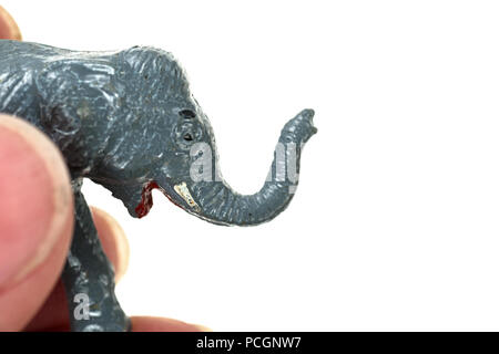 Macro photo d'un éléphant jouet miniature d'une des années 1960, l'arche de Noé jouer établies par Marx. Banque D'Images