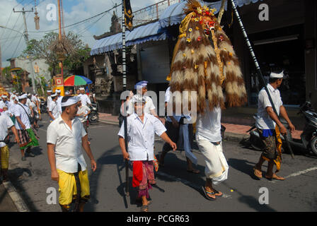 Un temple hindou procession, marcher dans les rues d'Ubud, Bali, Indonésie. Banque D'Images