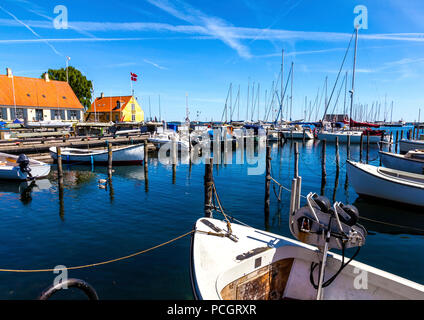 Bateaux et yachts amarrés à Dragør village de pêcheurs près de Copenhague au Danemark Banque D'Images