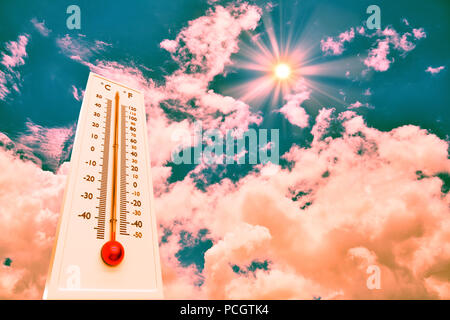 Haut Sun thermomètre degrés. Chaude journée d'été. Les températures estivales Banque D'Images
