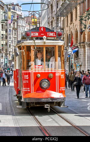 Tramway rouge historique, la rue Istiklal Caddesi, Istanbul, Turquie Banque D'Images