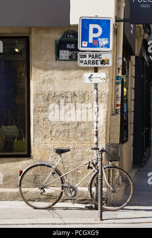 Paris Location - Location garé sur une rue de Paris, France, Europe. Banque D'Images