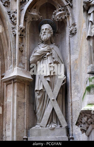 L'Apôtre saint André, statue sur le portail de l'église Saint Merri, Paris, France Banque D'Images