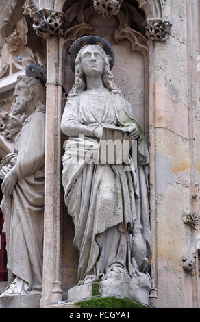 Saint Jean l'Apôtre, statue sur le portail de l'église Saint Merri, Paris, France Banque D'Images