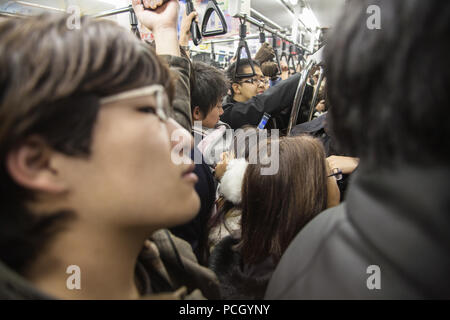 Les banlieusards,passagers,en,intérieur,et,du,monde,l'heure de pointe,chemin,transport,a,la,Shinjuku station,train,salon,Tokyo,Japon,Asie,japonais,Asiatique, Banque D'Images