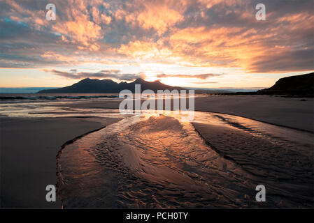 Coucher du soleil à Liag Bay avec le rhum dans la distance Banque D'Images