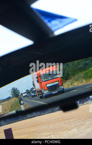 Camion voyageant sur deux voies, reflétée dans le rétroviseur du véhicule uk Banque D'Images