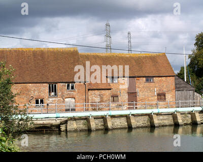 Mill House et causeway à Eling Tide Mill, Totton, Southampton, Hampshire, England, UK Banque D'Images