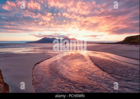 Coucher du soleil à Liag Bay avec Walker, à l'île de Eigg Banque D'Images