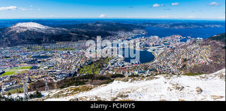 Au début du printemps sur le mont Ulriken à Bergen, Norvège Banque D'Images