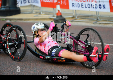 Mel Nicholls para-athlète course handcyclist dans Prudential RideLondon handbike Grand Prix, le Mall, Londres, Royaume-Uni. Banque D'Images