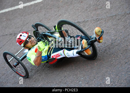 Rafal Wilk para sportif course handcyclist dans Prudential RideLondon handbike Grand Prix, le Mall, Londres, Royaume-Uni. Banque D'Images