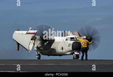 Océan Pacifique (24 avril 2013) l'Aviation maître de Manœuvre (manutention) 2e classe Juan Arciniega dirige un C-2A Greyhound de l'Escadron de soutien logistique de la flotte (RVC) 30 dans le poste de pilotage à bord du porte-avions USS Carl Vinson (CVN 70). Carl Vinson est en cours au large de la côte de Californie du Sud menant au niveau de l'unité de formation. Banque D'Images