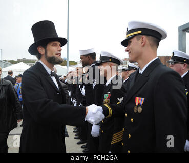 GROTON, Connecticut) (oct. 29, 2016) un invité vêtu comme Abraham Lincoln assister à la cérémonie de mise en service de l'USS North Carolina (SSN 786) et serre la main de l'équipage à Naval Submarine Base New London, le 29 octobre. USS California est l'NavyХs Virginia-Class américain 13e sous-marin d'attaque et le quatrième navire nommé pour l'état de l'Illinois. Banque D'Images